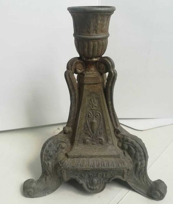 Продавам много стар свещник. Приемам бартер за монети.