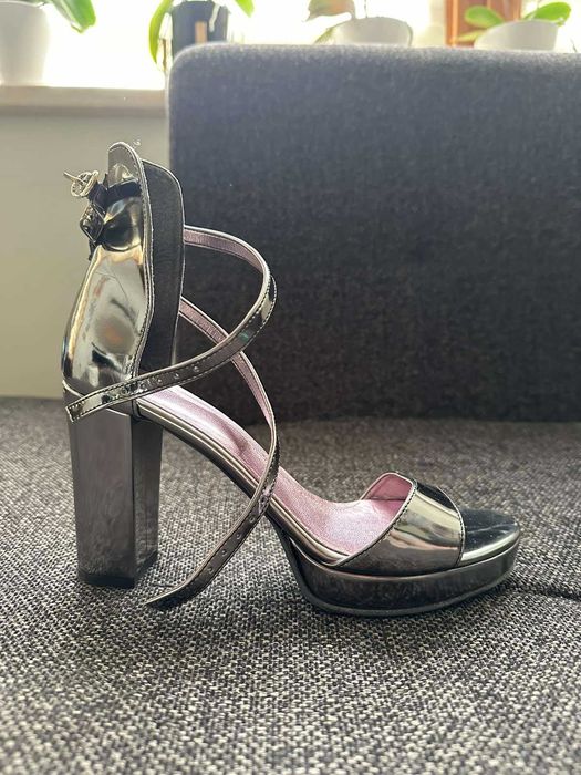 Сандали в огледално сиво