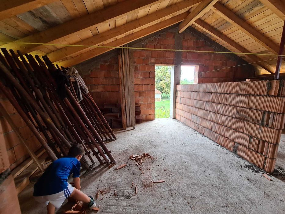 CASA IN ROSU in Batesti langa Faget