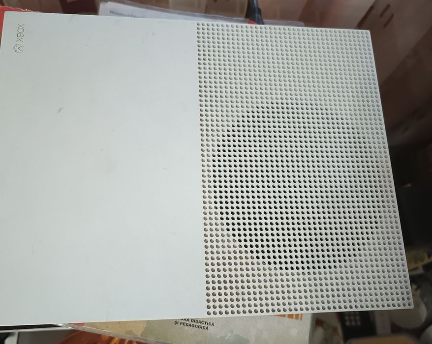 Xbox One S 1TB + 2 jocuri pe disc – stare foarte bună