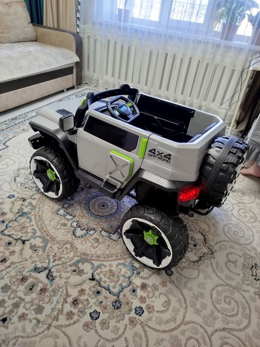 Продается детский электромобиль