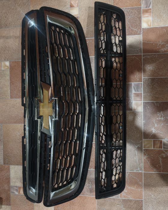 Продам решоту Шевролет кобалта оригинал. Комплект  решотка. Значок.