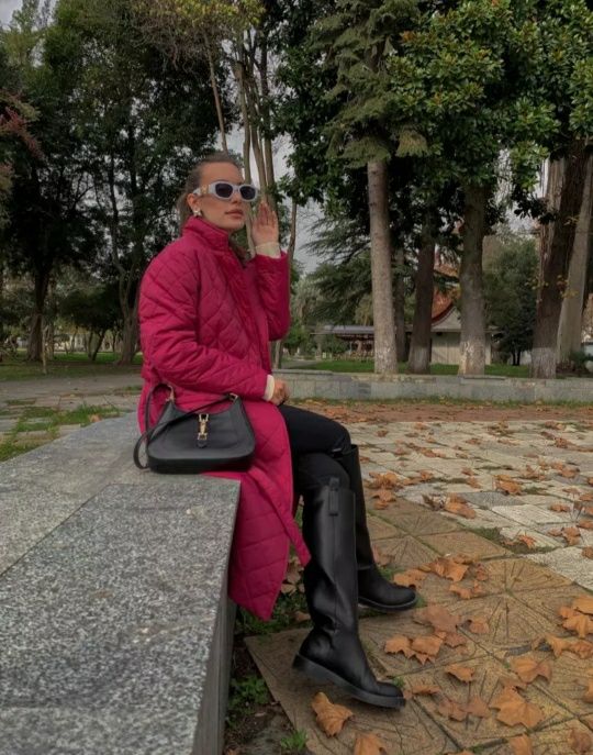 Geaca lunga/palton matlasat nou cu eticheta S 36 visiniu