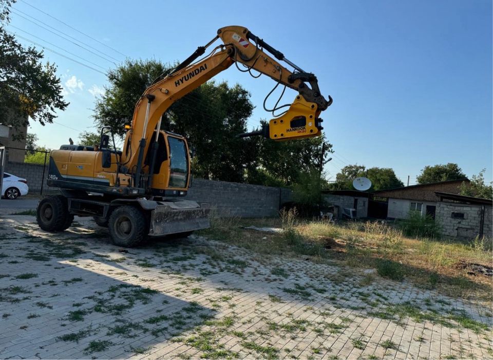 Экскаватор колесный с гидромолотом