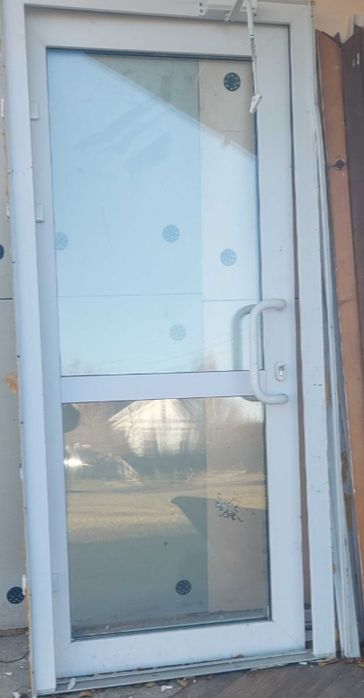 Продам пластиковую дверь в коробке