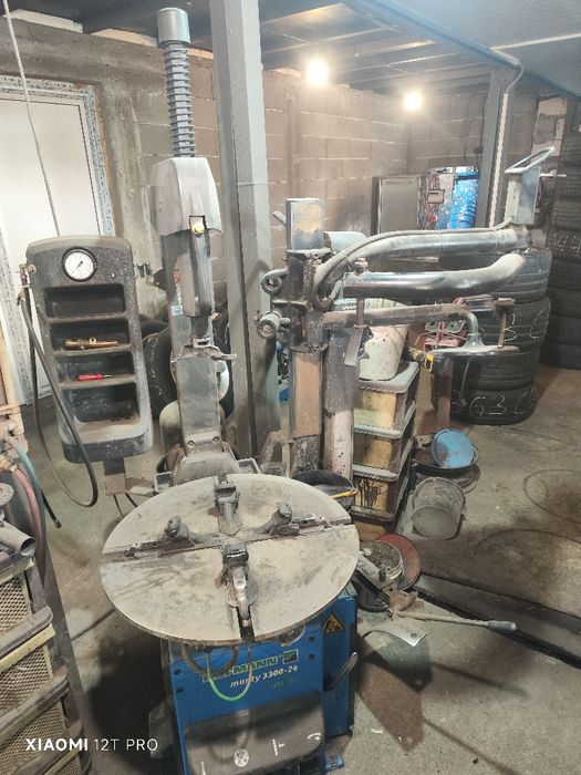 Машина  за демонтаж монтаж на гуми със рамо за рънфат на Хофман