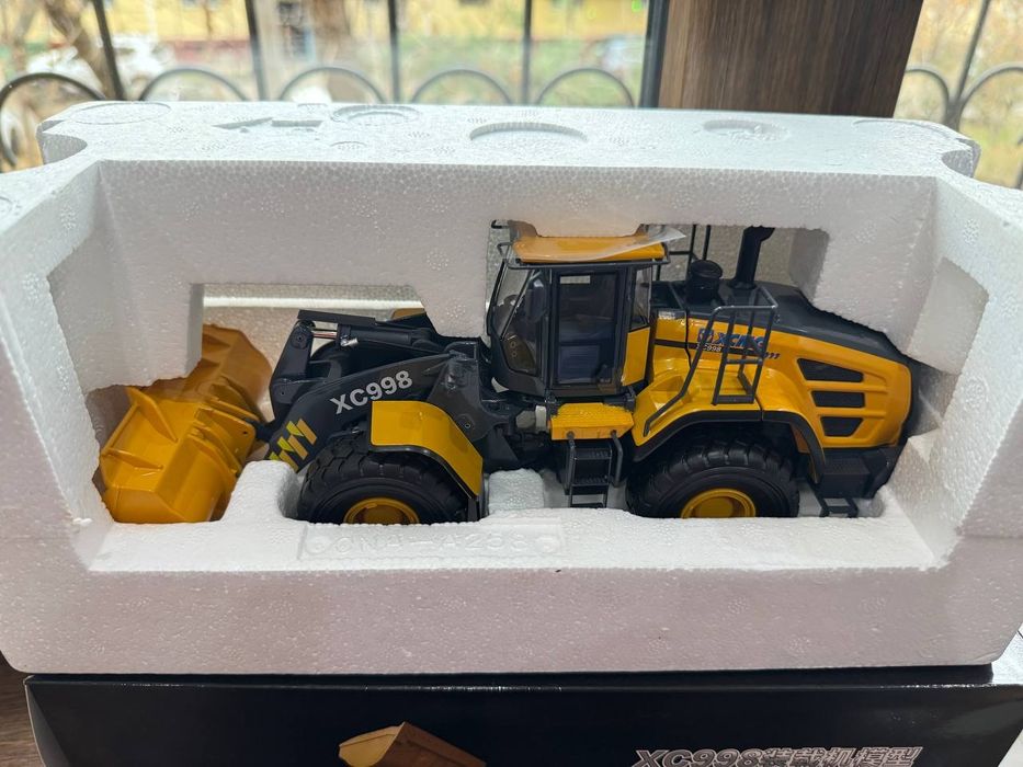 Продаётся коллекционная модель фронтального погрузчика XCMG