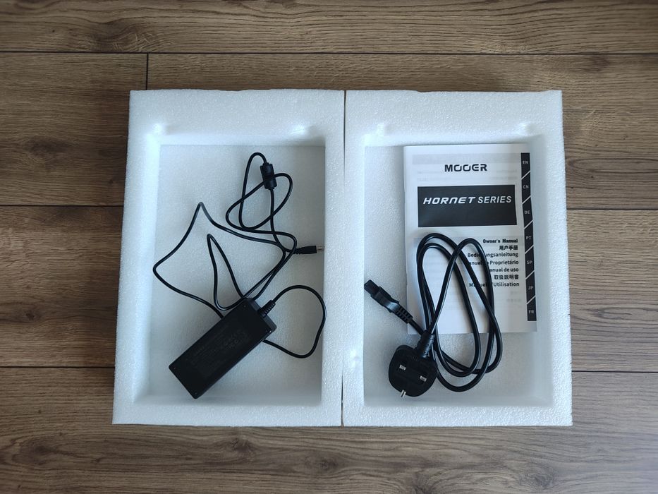 Китарен усилвател /кубе/ Mooer Hornet 30W - бял