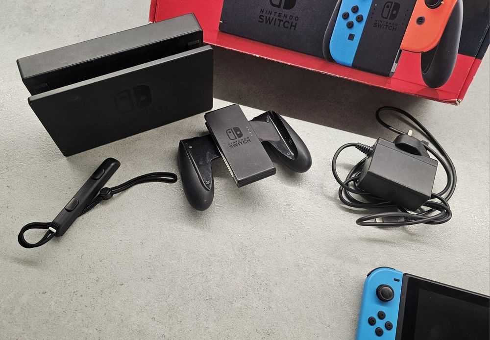 Nintendo Switch HAC-001(-01) V2 + 32 GB MicroSD