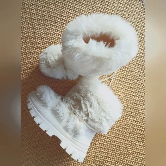 Пушистые белые ботинки женские
