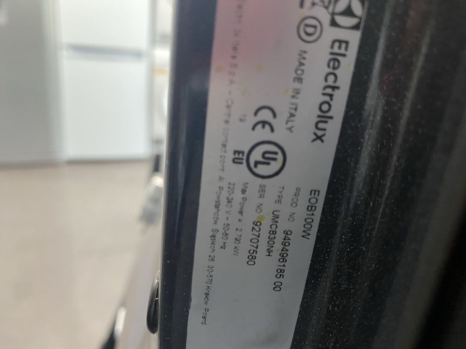 Бяла фурна за вграждане Electrolux 72 л.