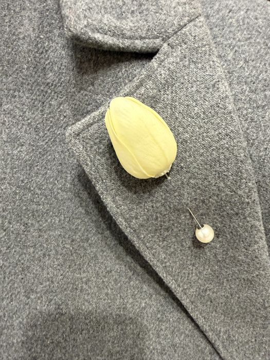 Broșă lalea galbenă accesoriu perla