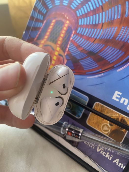 Продам но ушник. Эйрпотс  Airpods