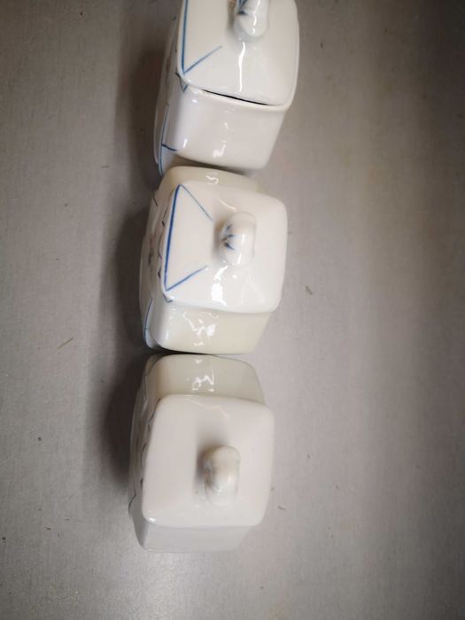 Старинни порцеланови буркани за подправки