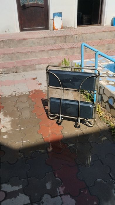 Передвижной столик на колесиках
