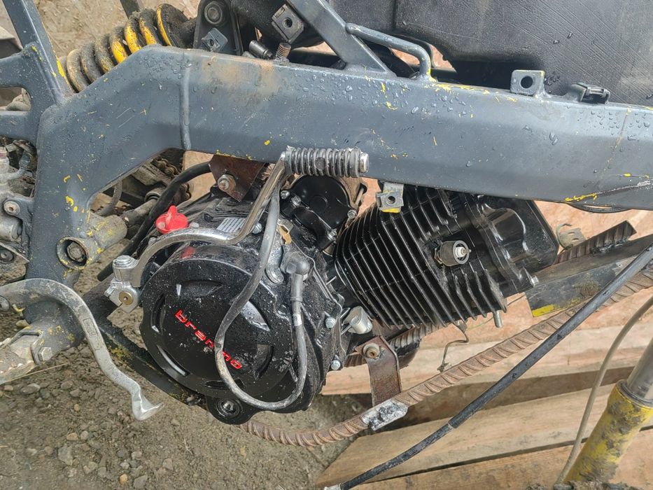 vînd cross 200cc motor nou, carene noi ,anvelope noi sau vînd pe atvv!