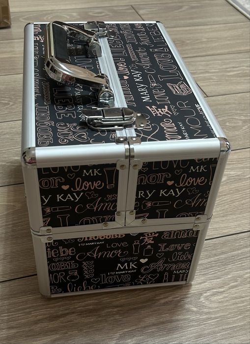 Продается Бьюти кейс для косметики Мери Кей