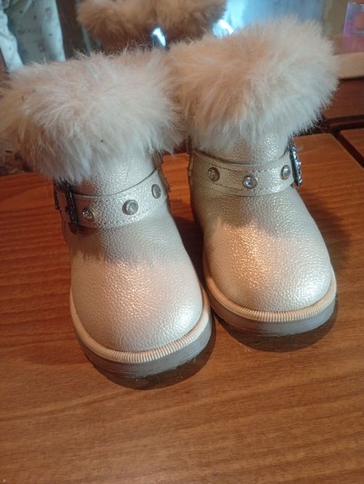 Продам коляску и зимние бошмаки