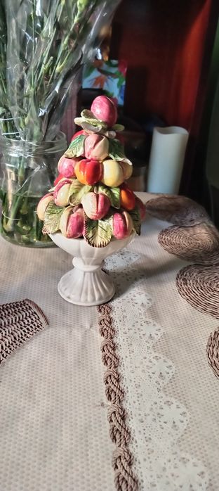 Fructiera de porțelan cu caise și frunze