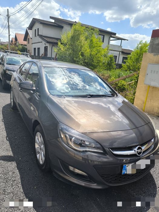 Opel Astra J berlină
