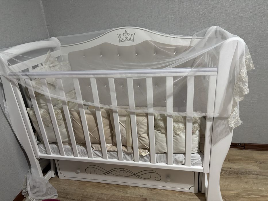 Манеж-кровать с полкой