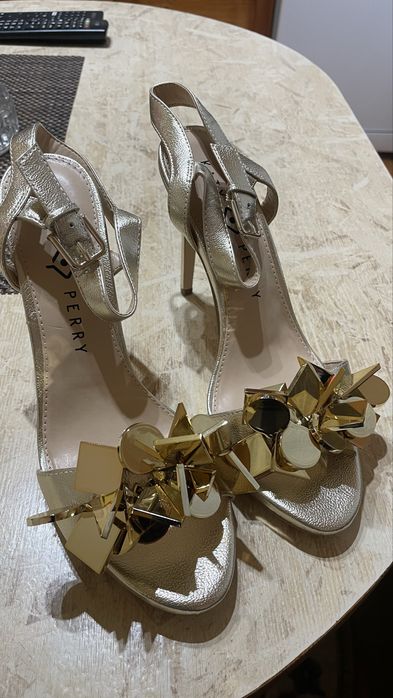 Сандали на ток 38р нови