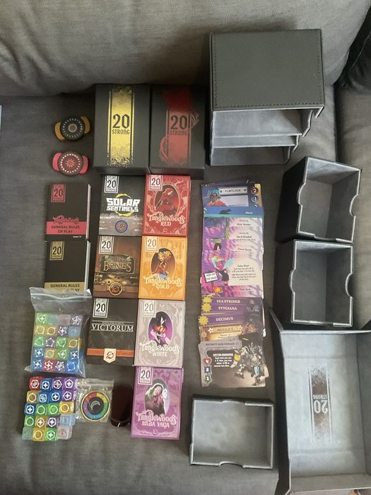 Настолни бордови игри 20 Strong + 4 decks travel case (Tanglewoods Red White Gold Baba Yaga Hoplomacus Too many Bones Solar Sentinels) и промо пакети