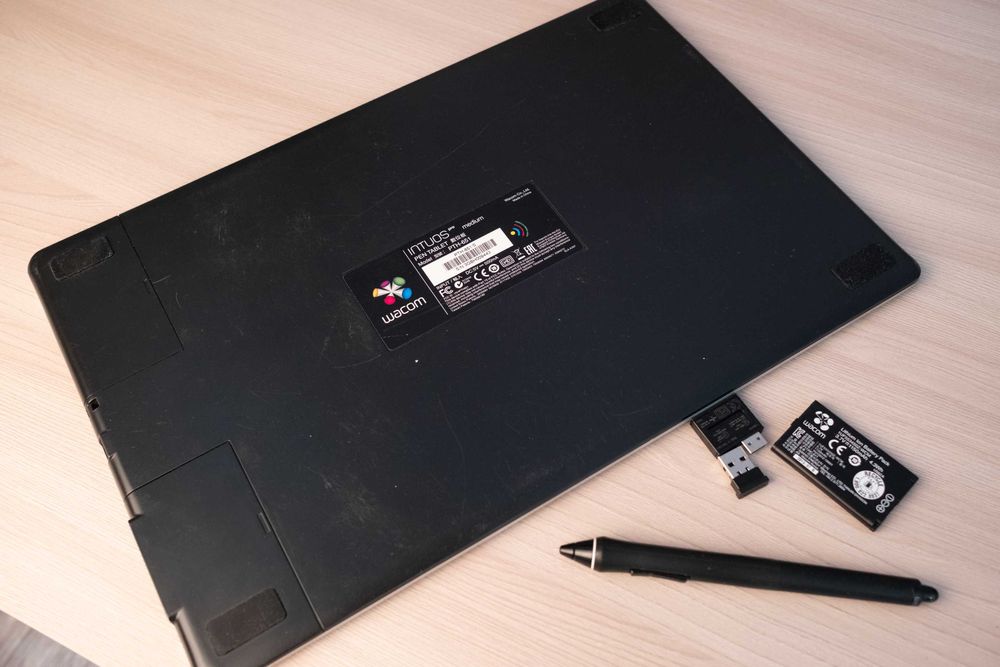 Wacom Intuos Pro Pen and Touch Special Edition – medium + Wireless