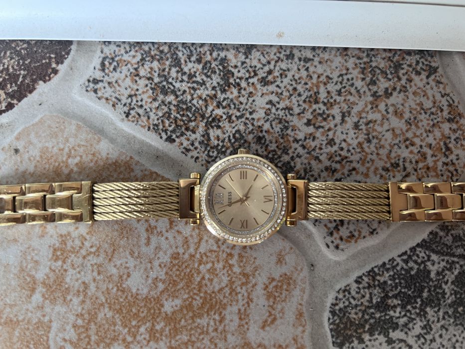 ceas guess dama !