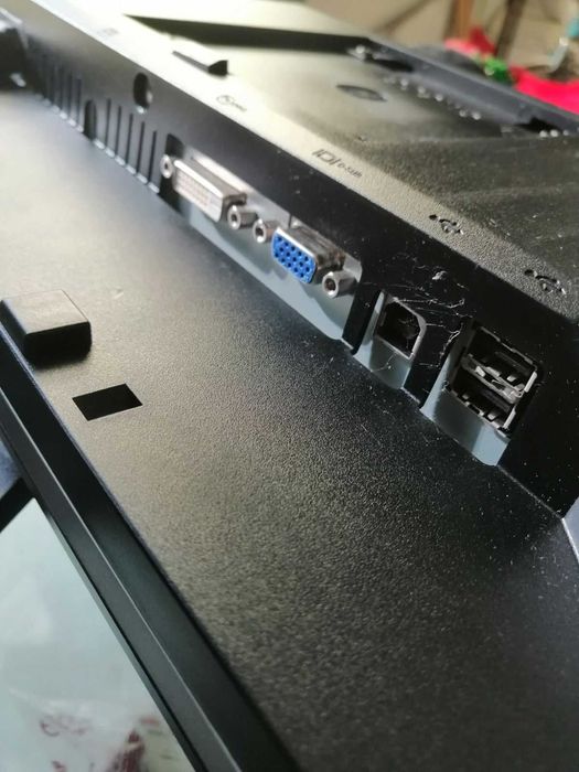 Dell монитор 19 инча. Ползван около 2 месеца само