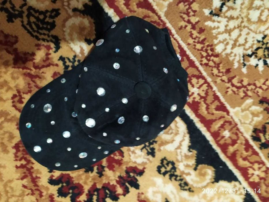 Кепка женская, в новом состоянии, со  стразами