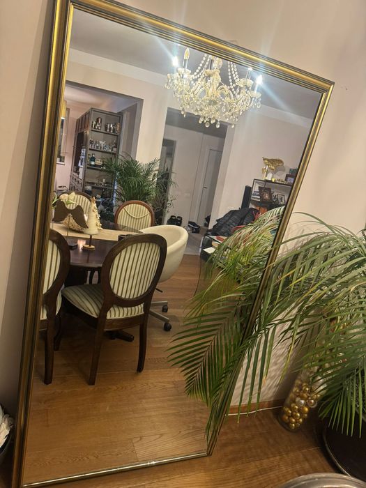 Oglinda dreptunghiulară cu ramă din lemn aurie în relief