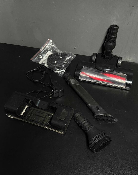 Вертикальный пылесос P8 красный