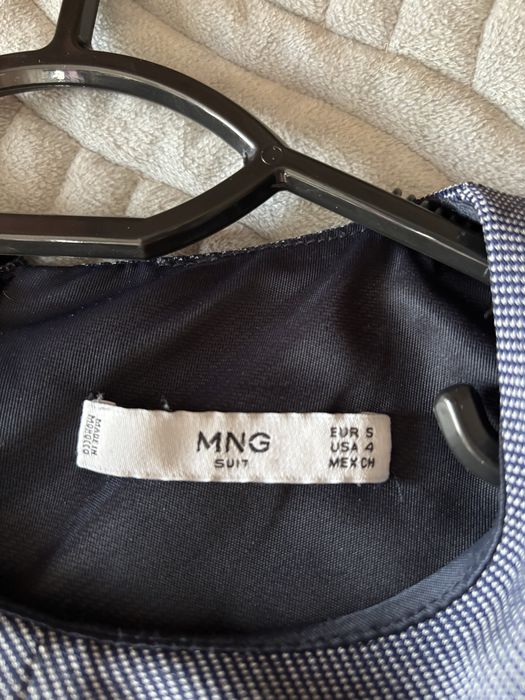 Офисное платье Mango