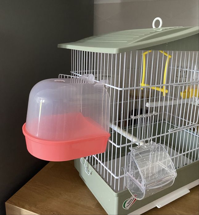 Colivie pentru pasari cu piscina