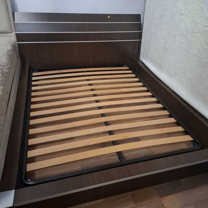 Pat 160×200 somiera, noptiere și  saltea incluse