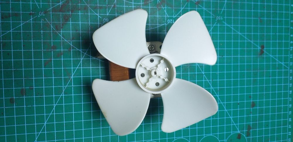 Вентилятор от микроволновки.