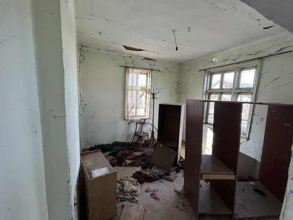 Продавам имот с къща в с.Бело поле