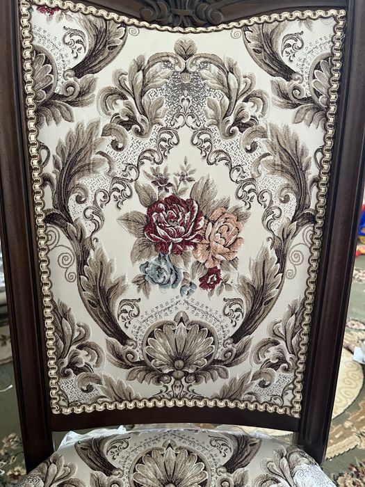 Стол со стальями