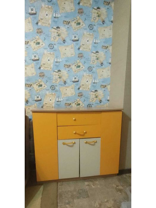 Детский стол + комод для игрушек