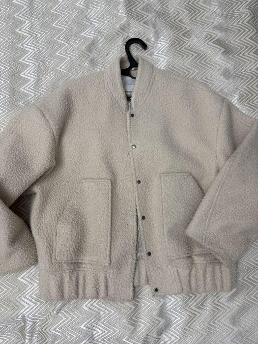 Бомбер куртка от манго