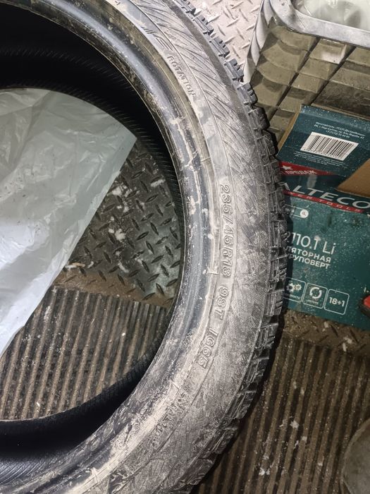 Продам шины 235/45/18