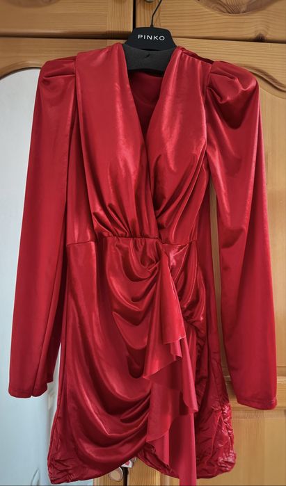 Бляскава червена рокля