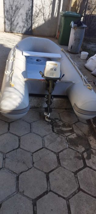 Лодка с двигател твърдото дъно надуваем кил