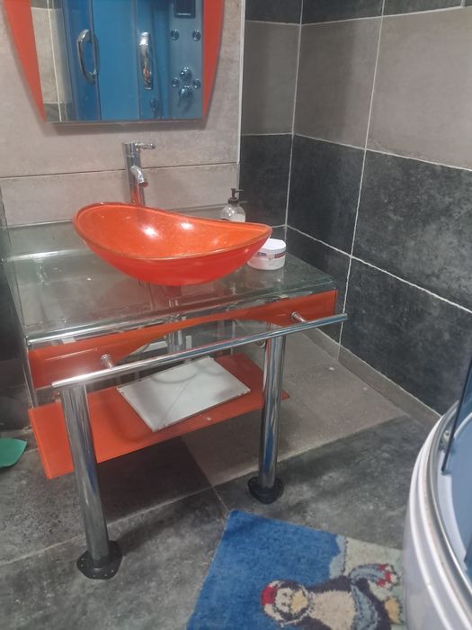 Chiuvetă baie cu măsuță și oglindă
