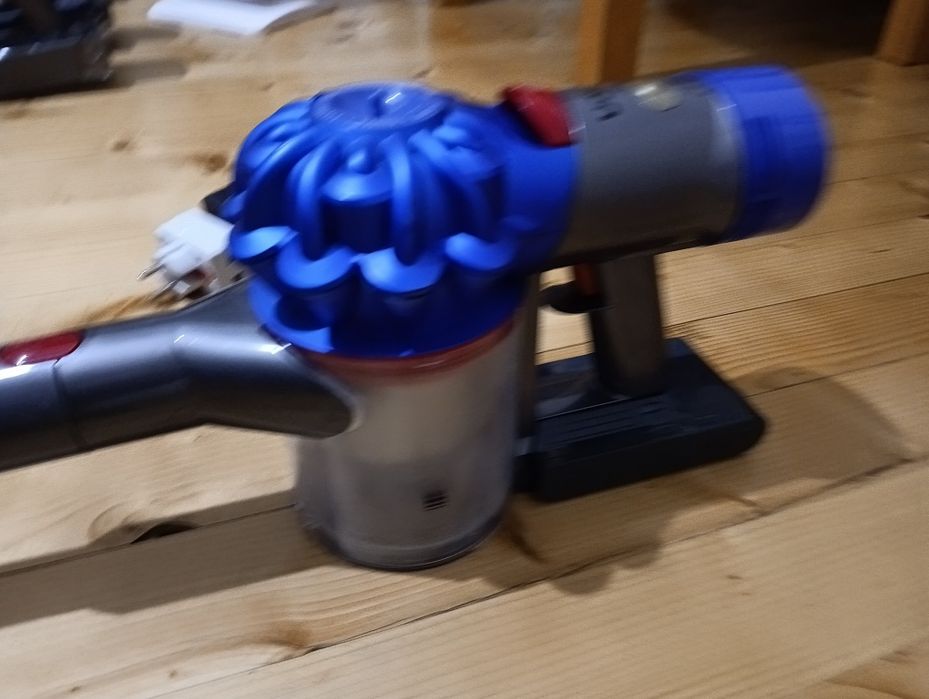 Отлична безжична Dyson V8 прахосмукачка с нова батерия и аксесоари