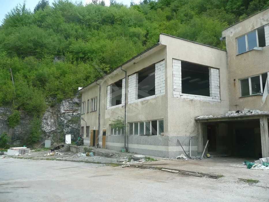 Продава се Промишлена сграда в Лъки - 2200 кв.м за 73 €/кв.м - Снимка #3