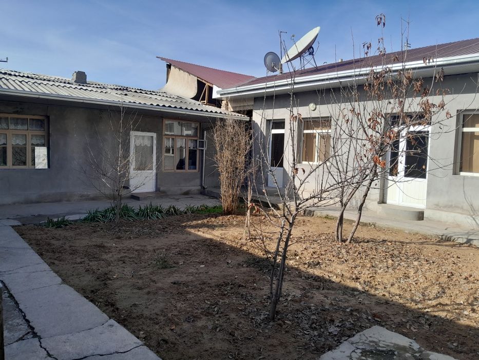 Hovli joyli uy sotiladi