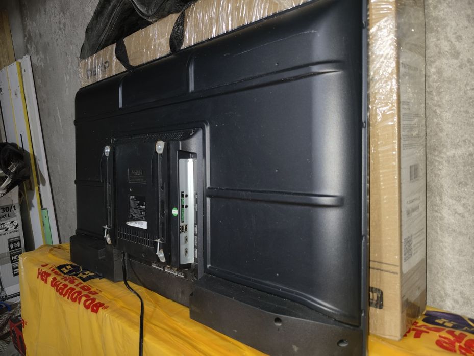 LED телевизор Dexp 40*
