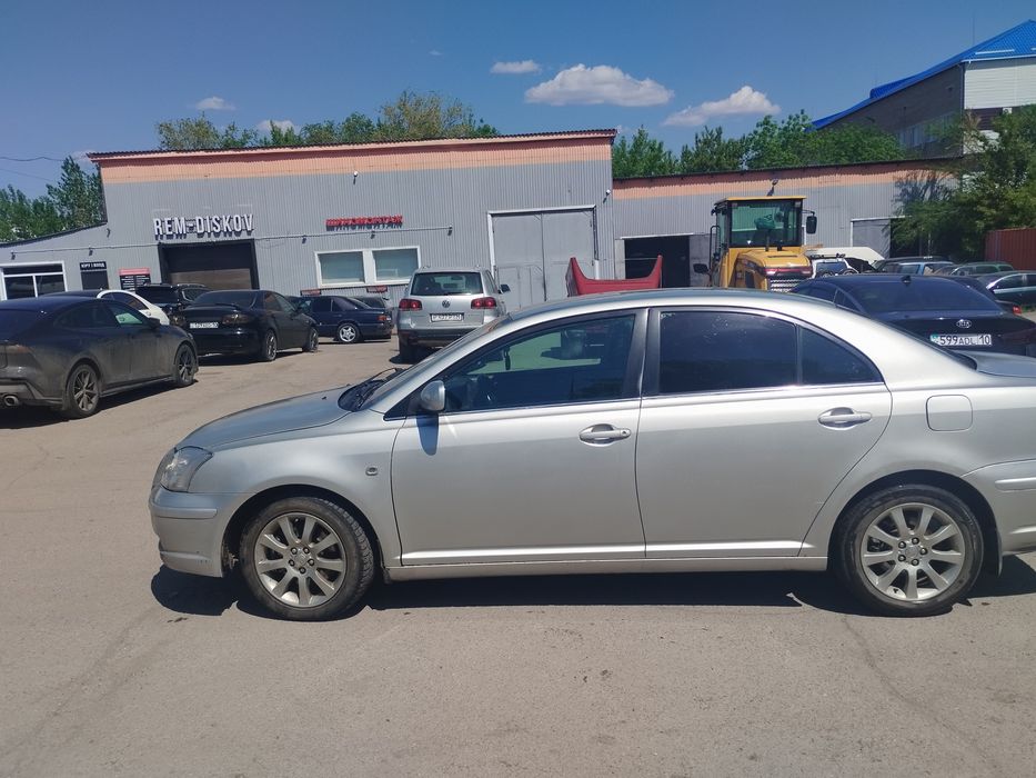 Тойота Авенсис 2004 год